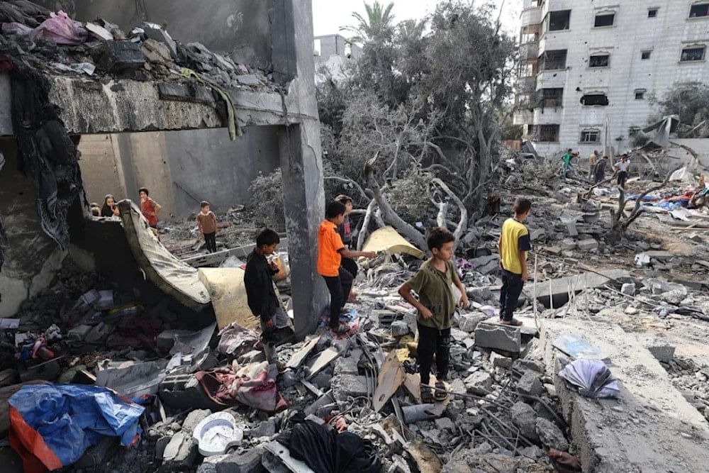 Niños palestinos revisan los escombros de una vivienda en Deir el-Balah, en el centro de Gaza, el 1 de julio de 2025, tras los ataques israelíes nocturnos. Eyad Baba/AFP/Getty Images