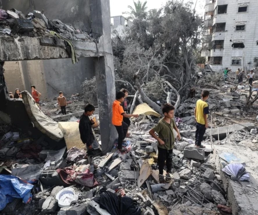 Niños palestinos revisan los escombros de una vivienda en Deir el-Balah, en el centro de Gaza, el 1 de julio de 2025, tras los ataques israelíes nocturnos. Eyad Baba/AFP/Getty Images