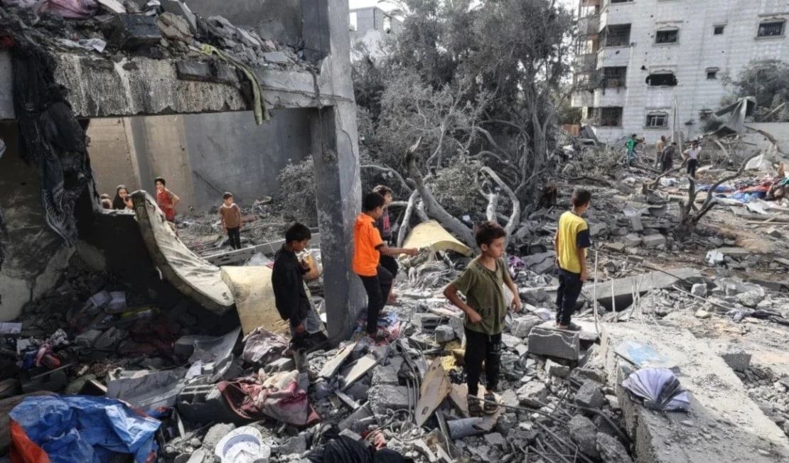Niños palestinos revisan los escombros de una vivienda en Deir el-Balah, en el centro de Gaza, el 1 de julio de 2025, tras los ataques israelíes nocturnos. Eyad Baba/AFP/Getty Images