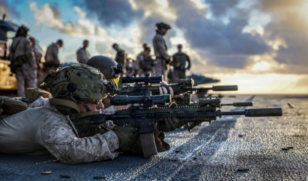 Marines estadounidenses realizan ejercicios de tiro real en el mar Caribe, el 30 de octubre de 2025. (Foto: @Southcom)