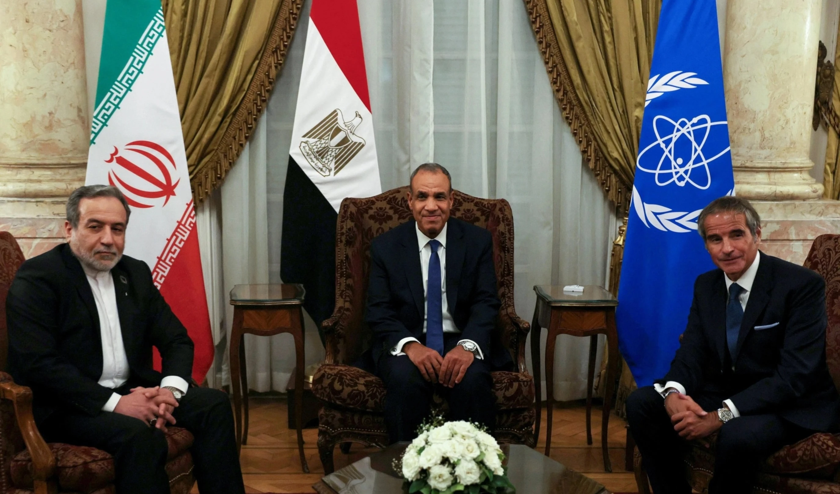 La renovación del diálogo entre Teherán y la AIEA, auspiciada en parte por El Cairo, busca restablecer la confianza mutua en medio de desacuerdos. La renovación del diálogo entre Teherán y la AIEA, auspiciada en parte por El Cairo, busca restablecer la confianza mutua en medio de desacuerdos.