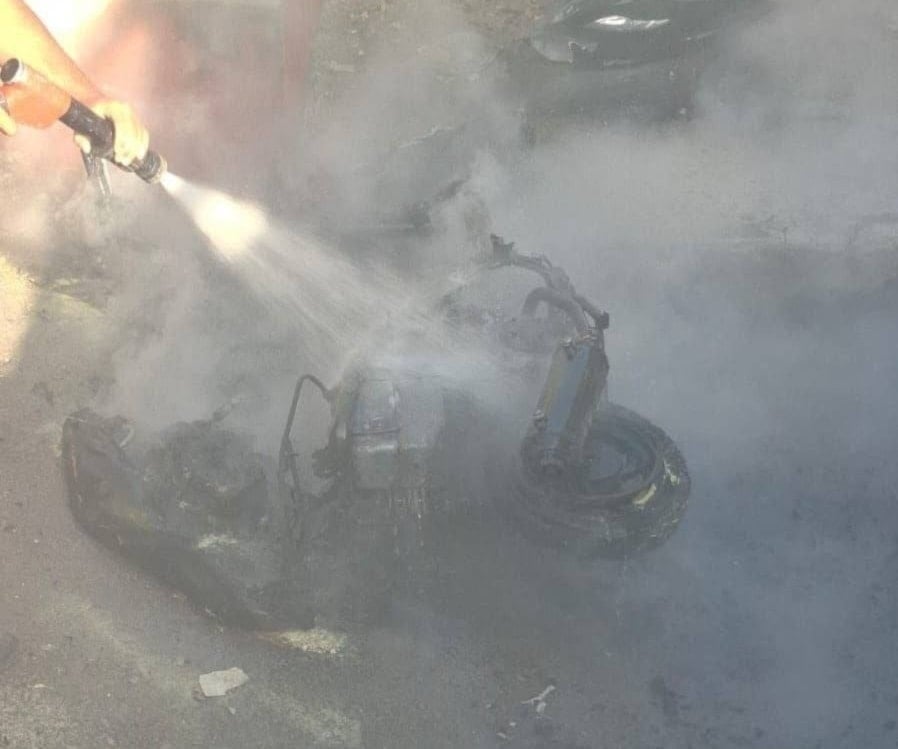 La motocicleta impactada por el dron israelí en Qounine. (Foto: Redes sociales)