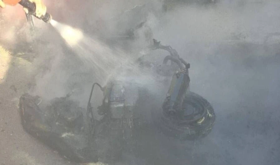 La motocicleta impactada por el dron israelí en Qounine. (Foto: Redes sociales)