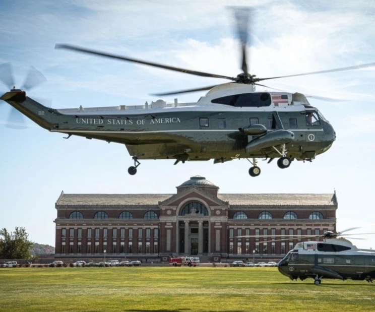 El helicóptero Marine One despega de Fort McNair, Washington D.C., EE. UU.