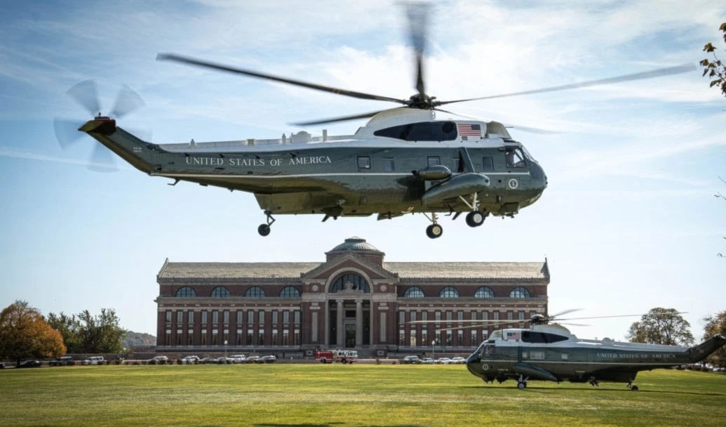 El helicóptero Marine One despega de Fort McNair, Washington D.C., EE. UU.