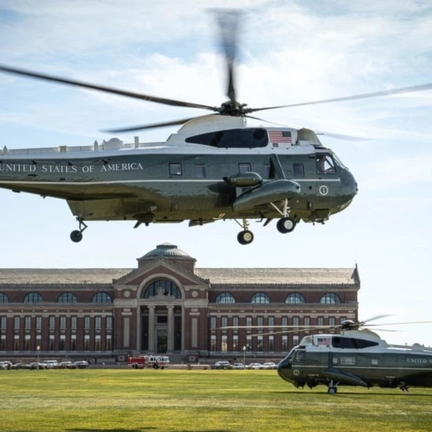 El helicóptero Marine One despega de Fort McNair, Washington D.C., EE. UU.