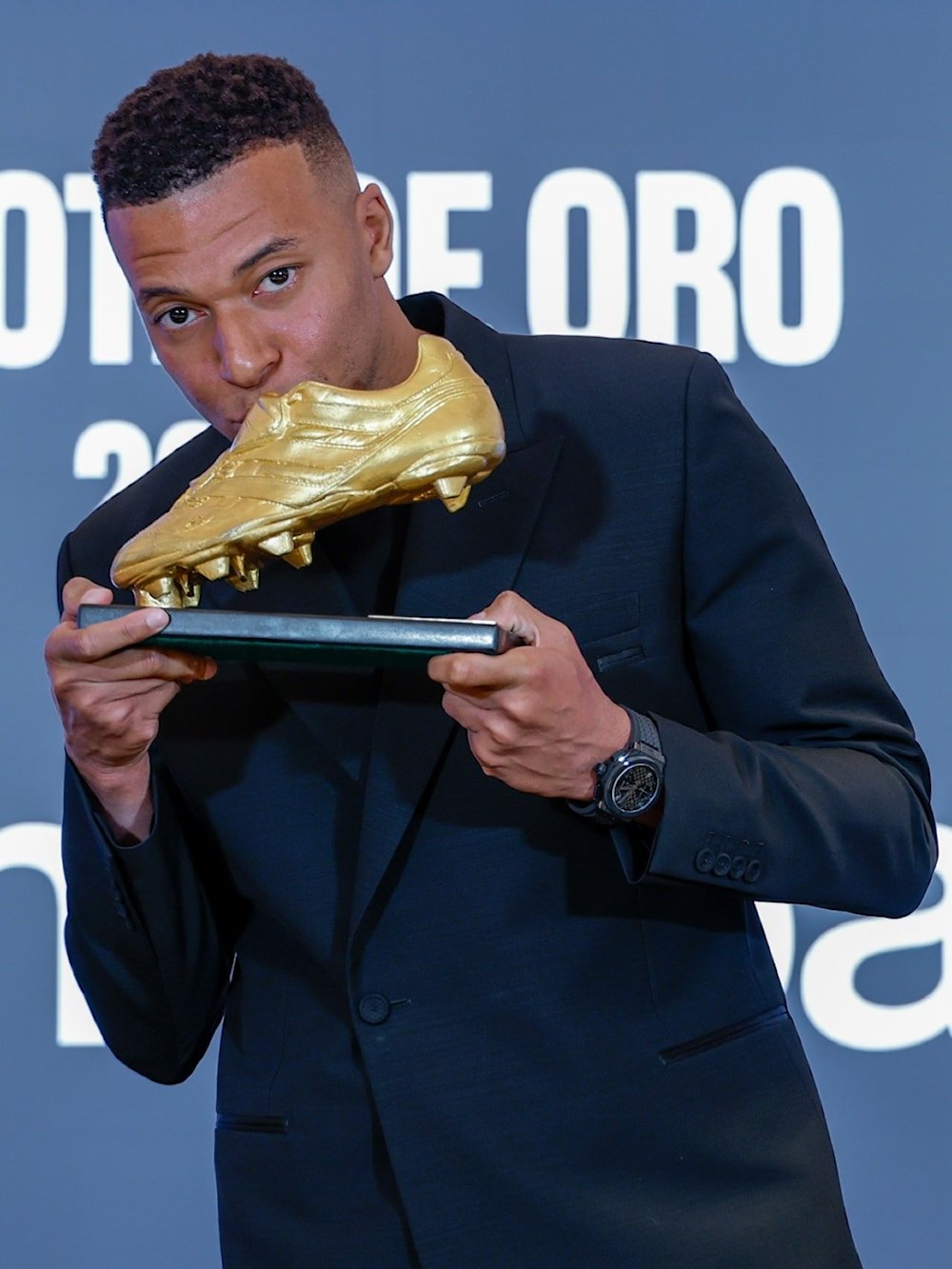 Estrella francesa,  Kylian Mbappé, recibe Bota de Oro 2025.