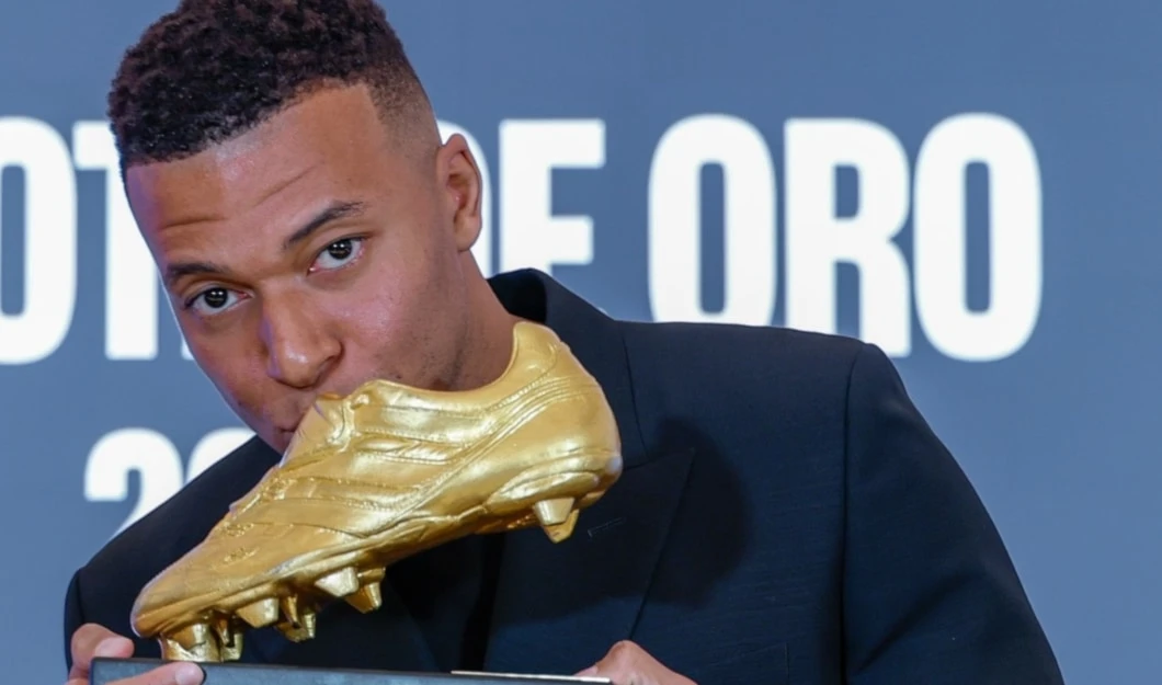 Estrella francesa,  Kylian Mbappé, recibe Bota de Oro 2025.