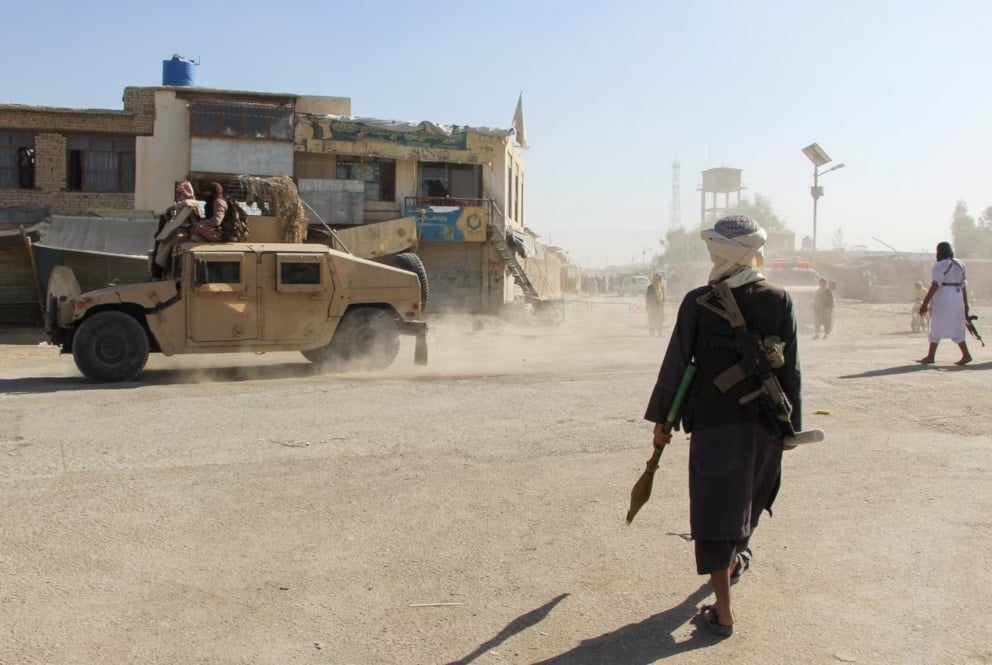 Combatientes patrullan cerca de la frontera entre Afganistán y Pakistán en Spin Boldak, provincia de Kandahar, tras intercambios de disparos entre las fuerzas paquistaníes y afganas. (Foto: Reuters)