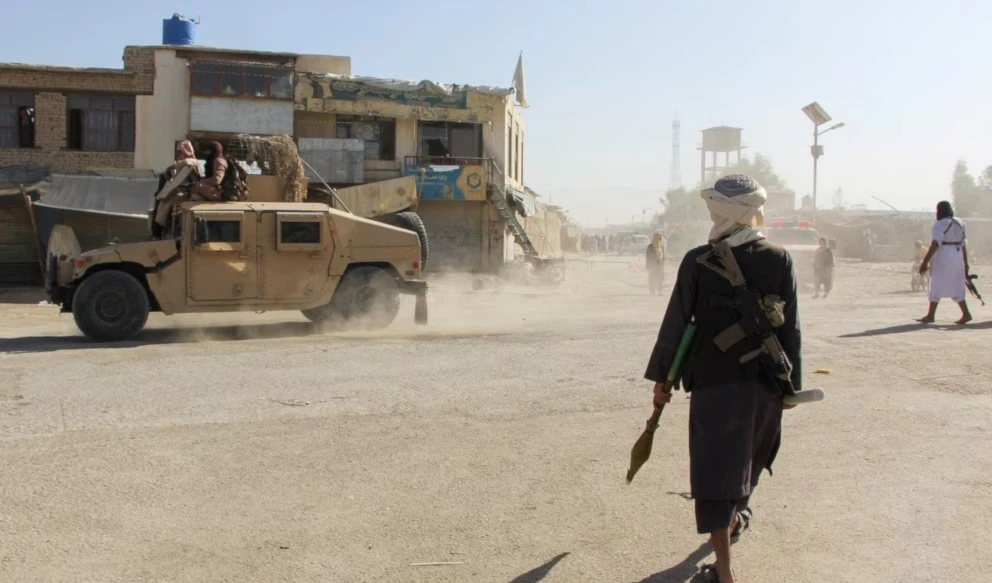 Combatientes patrullan cerca de la frontera entre Afganistán y Pakistán en Spin Boldak, provincia de Kandahar, tras intercambios de disparos entre las fuerzas paquistaníes y afganas. (Foto: Reuters) Combatientes patrullan cerca de la frontera entre Afganistán y Pakistán en Spin Boldak, provincia de Kandahar, tras intercambios de disparos entre las fuerzas paquistaníes y afganas. (Foto: Reuters)