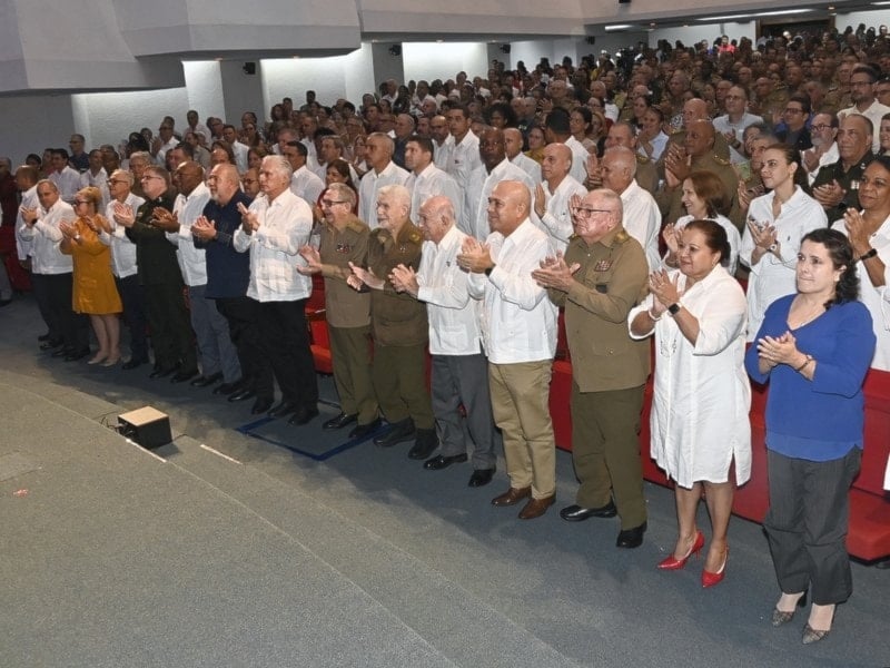 Acto conmemorativo por acontecimientos del 3 de octubre de 1965 (Foto: Estudios Revolución)