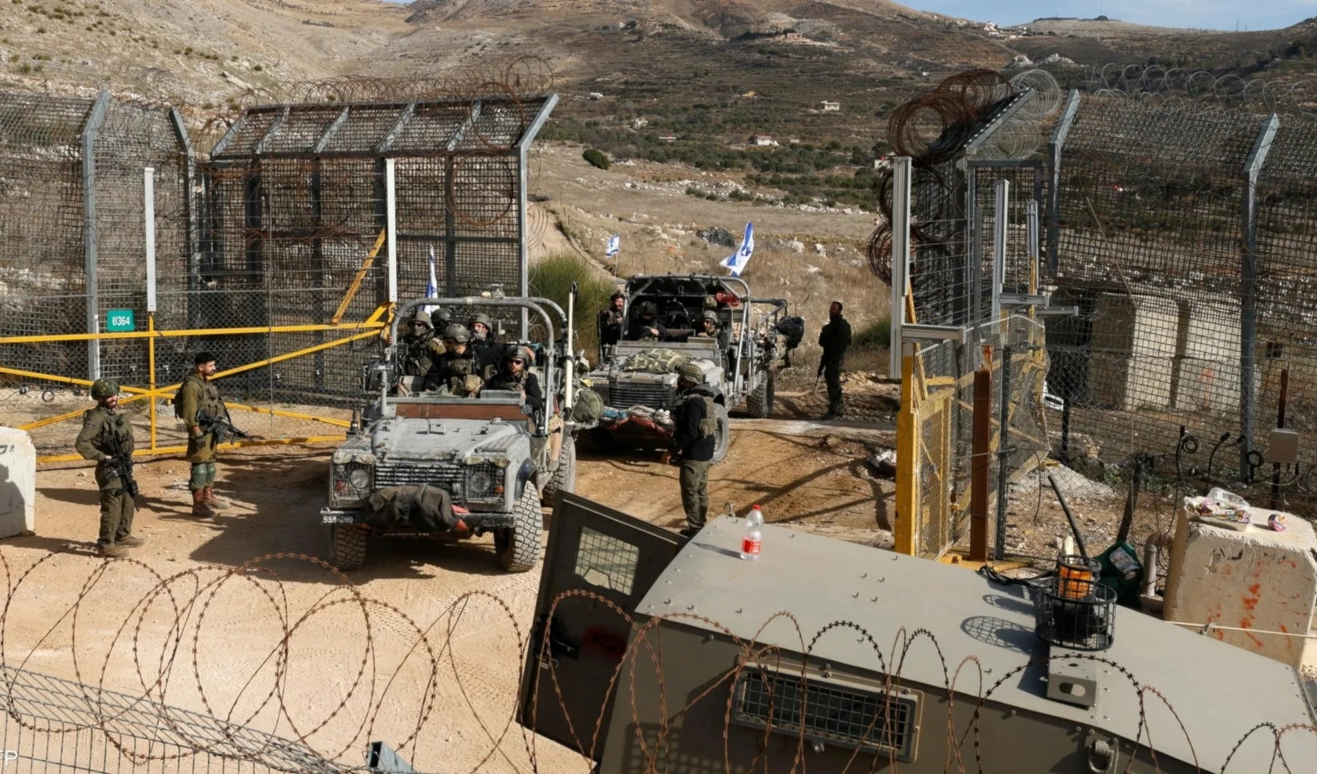 Vehículos militares israelíes cruzan la valla de la zona de separación con Siria, en los Altos del Golán, el 10 de diciembre de 2024. (Foto: AFP) Vehículos militares israelíes cruzan la valla de la zona de separación con Siria, en los Altos del Golán, el 10 de diciembre de 2024. (Foto: AFP)