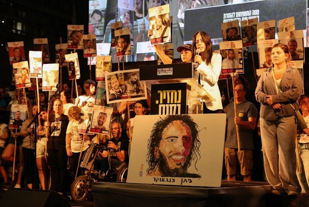 Fotografías de prisioneros israelíes en Gaza mostradas en una manifestación en 