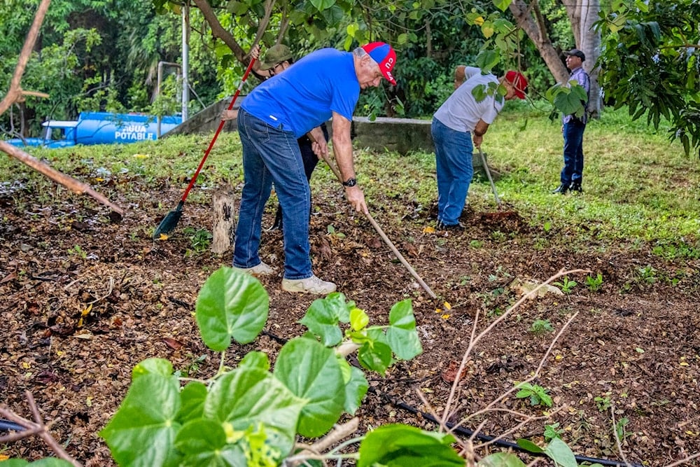 Presidente cubano participa en labores de higienización en La Habana