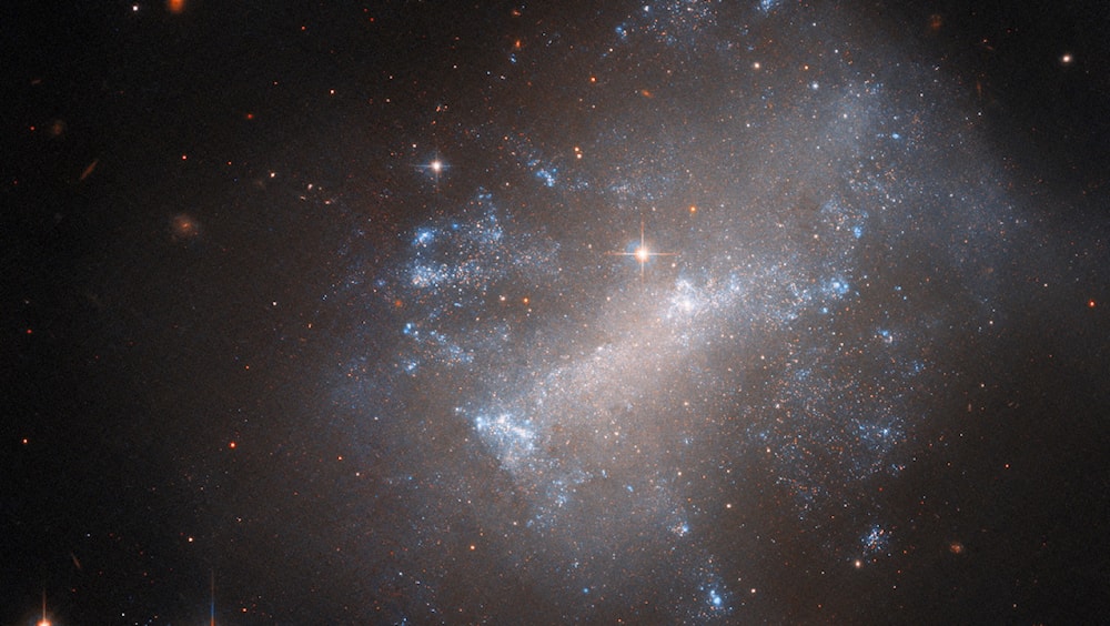 Telescopio Hubble revela galaxia con forma desconcertante