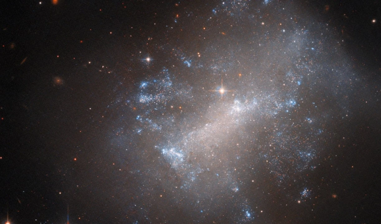 Telescopio Hubble revela galaxia con forma desconcertante