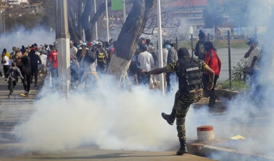 Miles exigen la renuncia del presidente Rajoelina en medio de escasez de agua, apagones y tensión política.