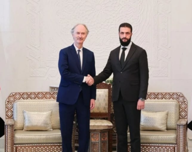 Encuentro entre el presidente transitorio de Siria y el enviado especial de las Naciones Unidas.