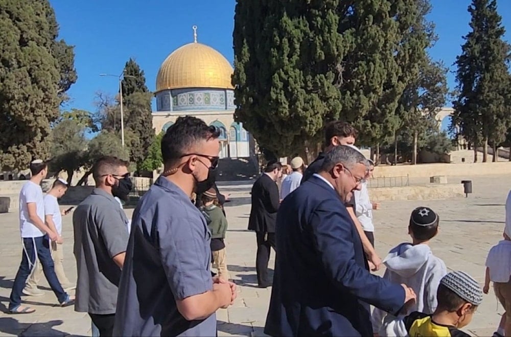 Ben Gvir irrumpió en Al-Aqsa mientras “Israel” realiza redadas violentas y detenciones masivas en Hebrón, Ramala, Nablus y Jerusalén ocupada.
