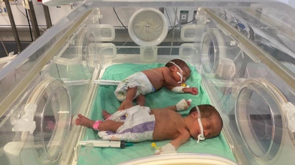 Bebés comparten oxígeno mientras hospitales colapsan por el asedio.