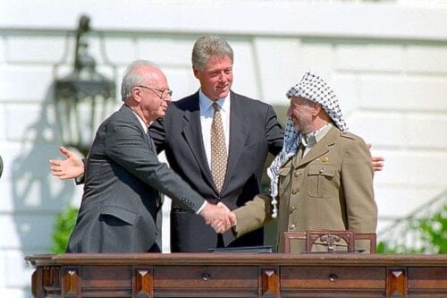 Isaac Rabin, Bill Clinton y Yasser Arafat durante los Acuerdos de Oslo, 13 de septiembre de 1993.