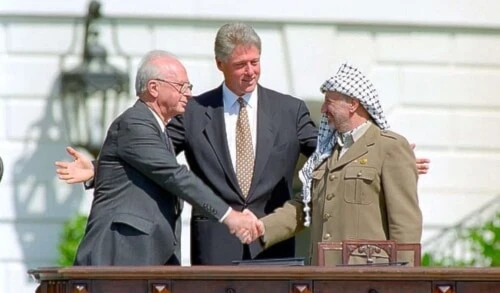 Isaac Rabin, Bill Clinton y Yasser Arafat durante los Acuerdos de Oslo, 13 de septiembre de 1993.