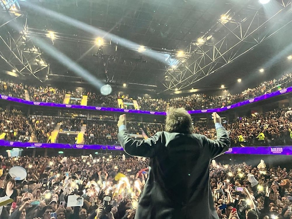En plena caída en las encuestas, Javier Milei recurrió al show y la épica personalista en el Movistar Arena para reanimar su imagen antes de las legislativas.