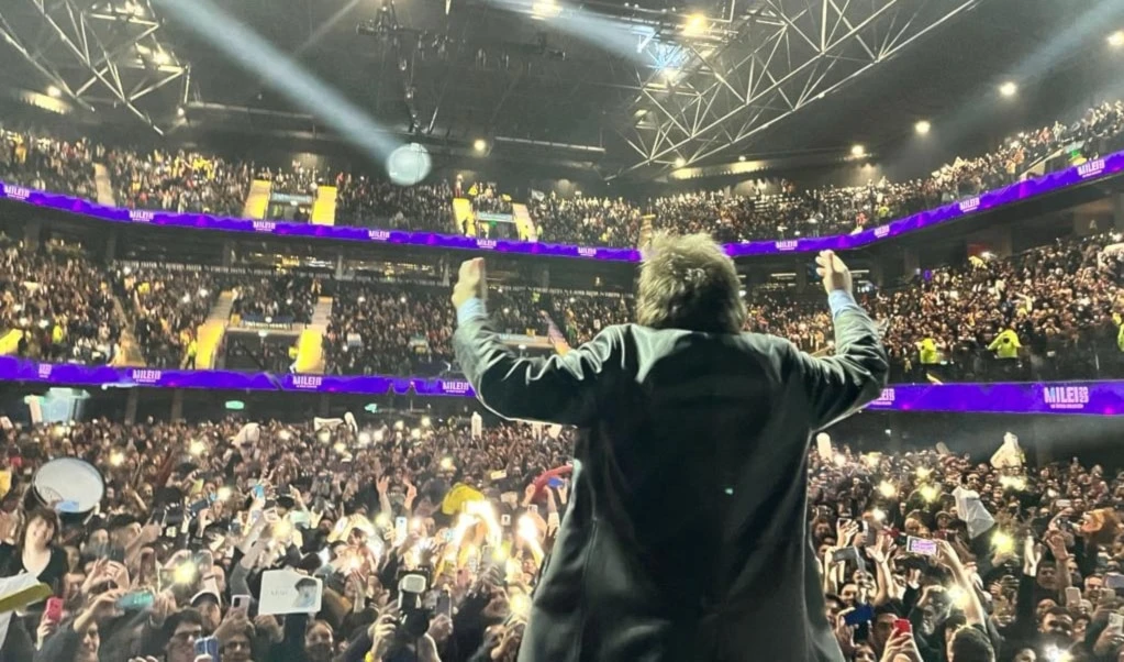 En plena caída en las encuestas, Javier Milei recurrió al show y la épica personalista en el Movistar Arena para reanimar su imagen antes de las legislativas. En plena caída en las encuestas, Javier Milei recurrió al show y la épica personalista en el Movistar Arena para reanimar su imagen antes de las legislativas.