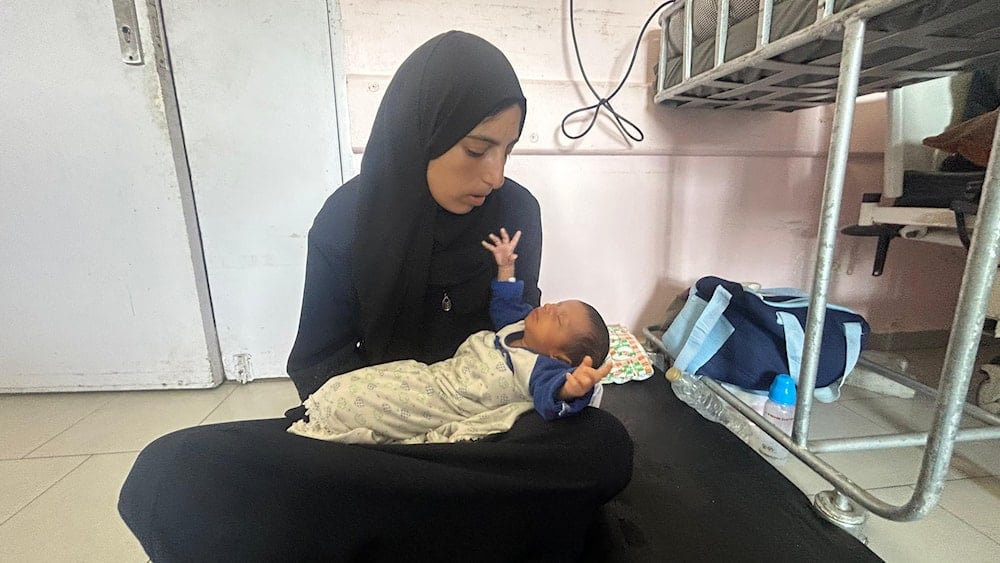 Sherine con sus hijos y otros heridos y enfermos, encontró un lugar en el piso frente al ascensor en el hospital médico de Nasser [Mohamed Solaimane]