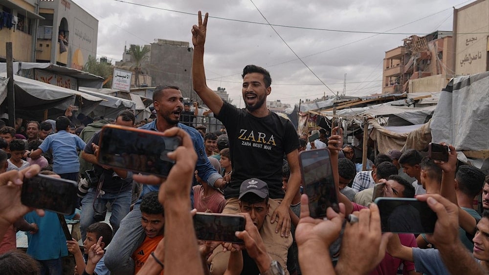 Ciudadanos palestinos en la Franja de Gaza celebran el fin de la guerra este 9 de octubre de 2025. (Foto: Agencias)
