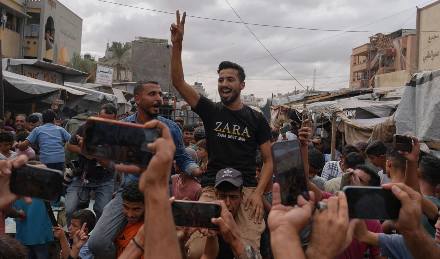 Ciudadanos palestinos en la Franja de Gaza celebran el fin de la guerra este 9 de octubre de 2025. (Foto: Agencias)