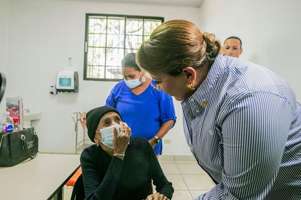 Xiomara Castro conversó en la clínica con pacientes, médicos y directivos, y agradeció a Cuba por la amplia colaboración solidaria con Honduras en materia de sanidad. Foto: (@GobiernoHN)