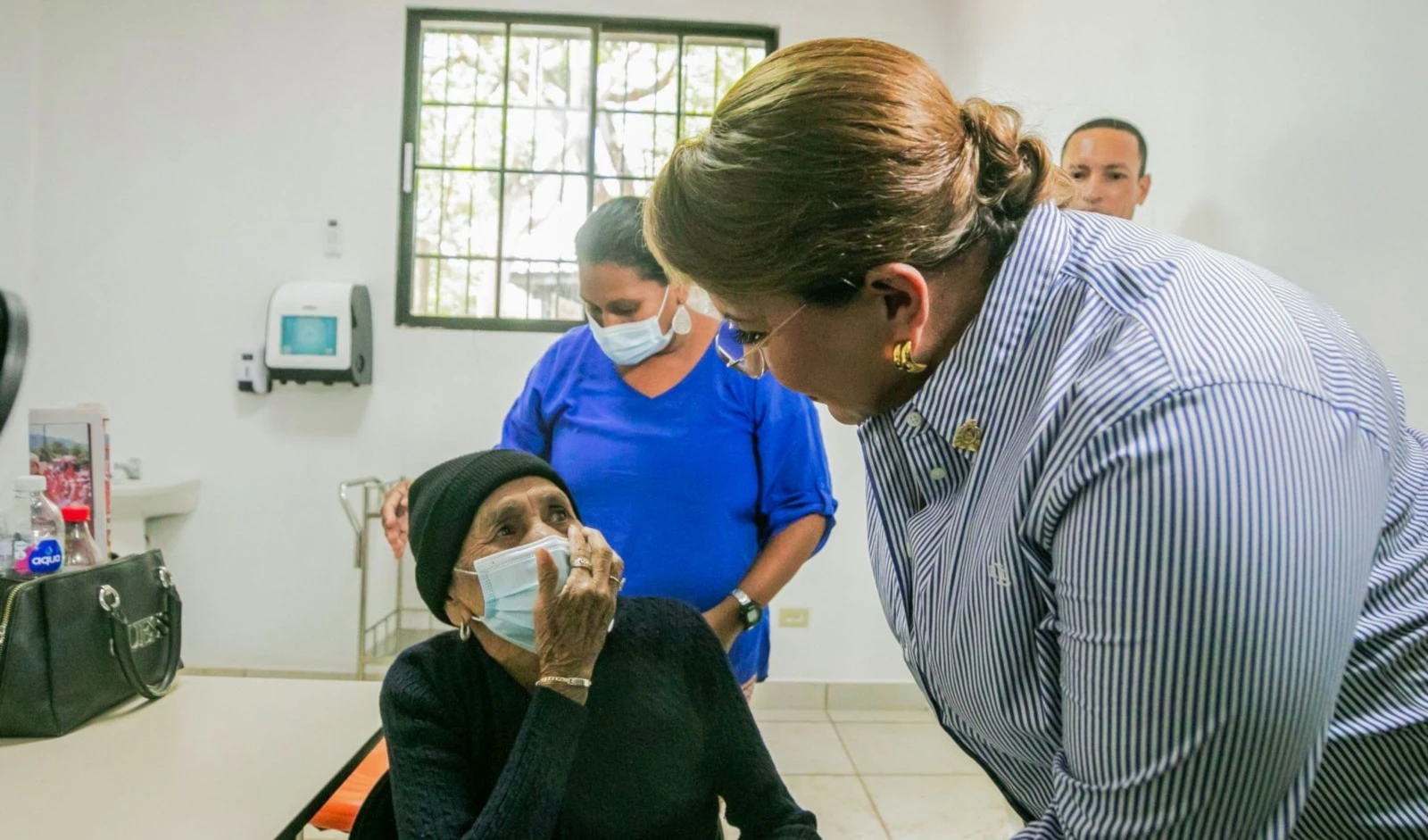 Xiomara Castro conversó en la clínica con pacientes, médicos y directivos, y agradeció a Cuba por la amplia colaboración solidaria con Honduras en materia de sanidad. Foto: (@GobiernoHN) Xiomara Castro conversó en la clínica con pacientes, médicos y directivos, y agradeció a Cuba por la amplia colaboración solidaria con Honduras en materia de sanidad. Foto: (@GobiernoHN)