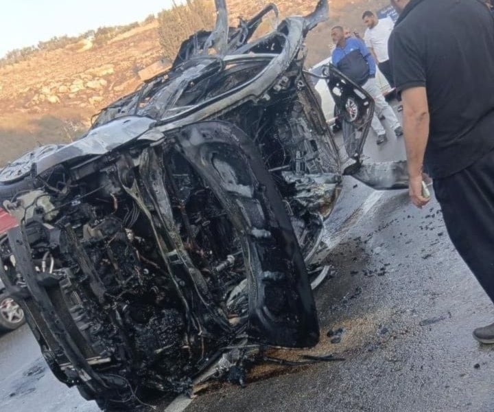 El vehículo impactado por el dron israelí en la carretera de Al-Bisaria, al sur del Líbano. (Foto: Redes sociales)