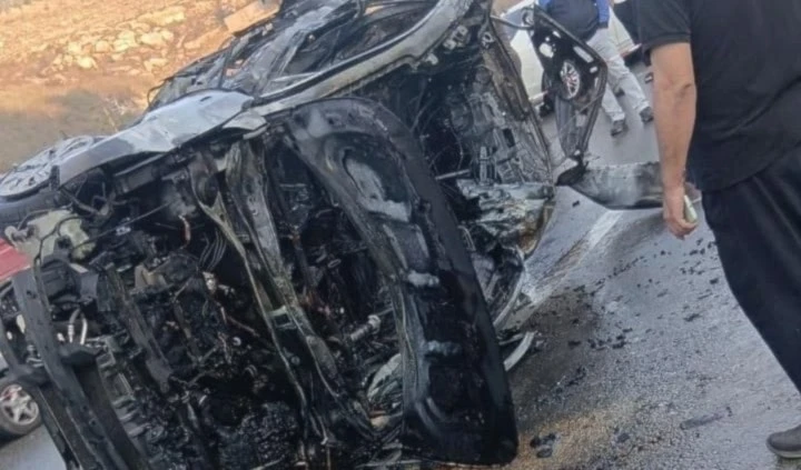 El vehículo impactado por el dron israelí en la carretera de Al-Bisaria, al sur del Líbano. (Foto: Redes sociales)