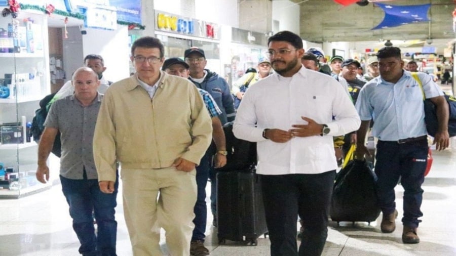 Rander Peña despidió el grupo de 22 profesionales que ayudarán en Cuba en las labores de recuperación. (Foto: teleSUR)