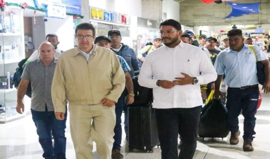 Rander Peña despidió el grupo de 22 profesionales que ayudarán en Cuba en las labores de recuperación. (Foto: teleSUR)