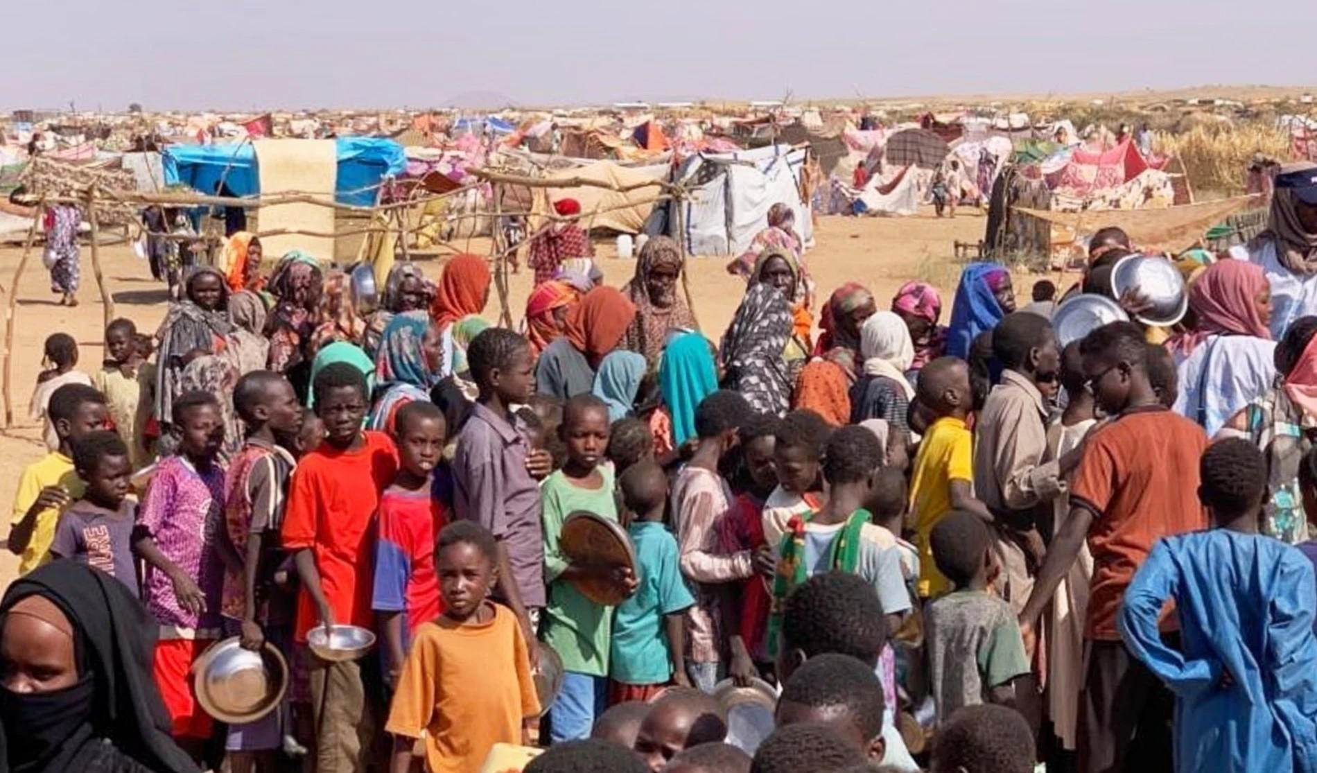 La ofensiva de las FAR, las matanzas étnicas documentadas y la destrucción de El Fasher provocaron desplazamientos masivos y denuncias de genocidio.