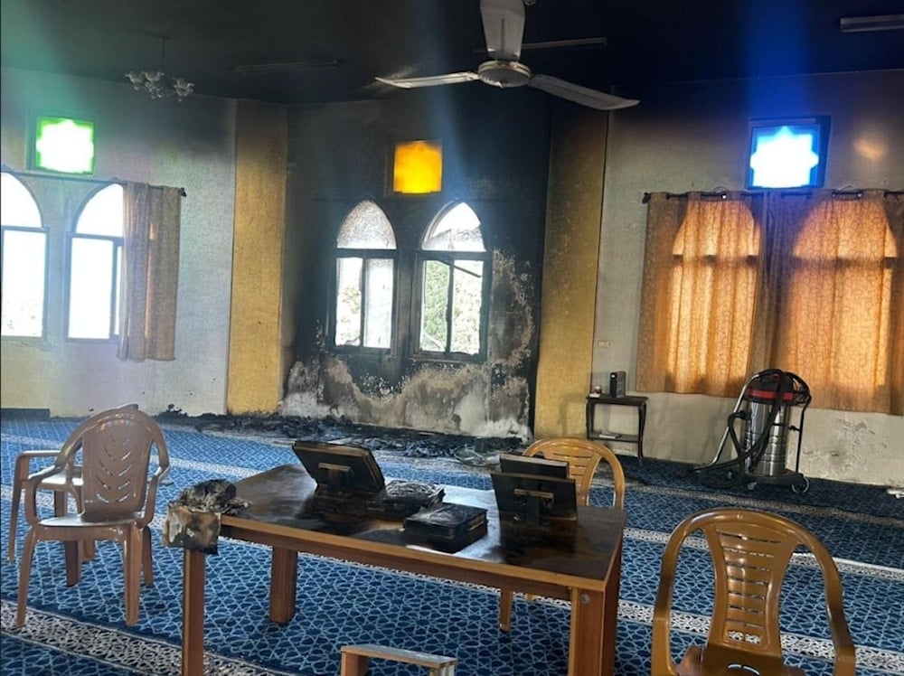 Colonos incendiaron la mezquita Hajja Hamida, ubicada entre las localidades de Deir Istiya y Kafr Haris, al noroeste de Salfit, en Cisjordania. (Foto: Redes Sociales)