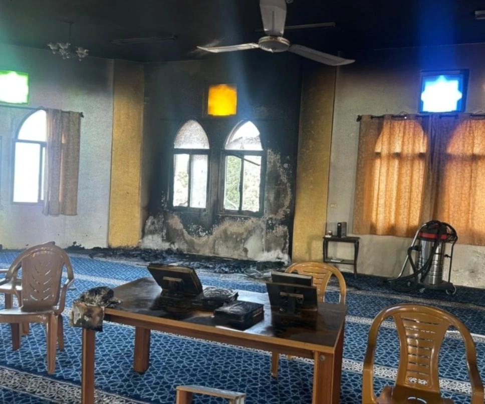 Colonos incendiaron la mezquita Hajja Hamida, ubicada entre las localidades de Deir Istiya y Kafr Haris, al noroeste de Salfit, en Cisjordania. (Foto: Redes Sociales)