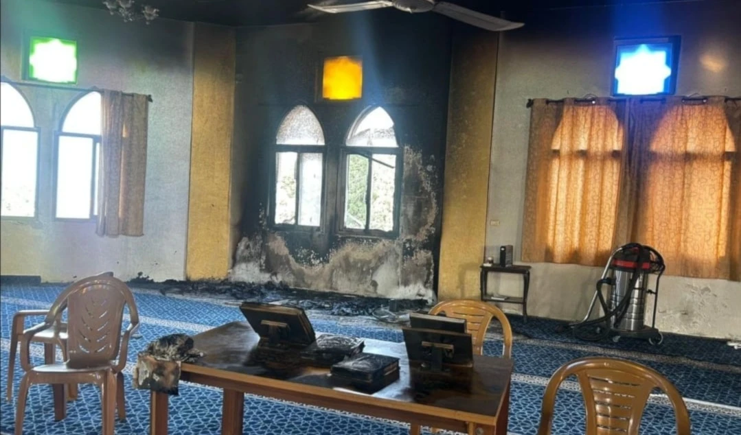Colonos incendiaron la mezquita Hajja Hamida, ubicada entre las localidades de Deir Istiya y Kafr Haris, al noroeste de Salfit, en Cisjordania. (Foto: Redes Sociales)
