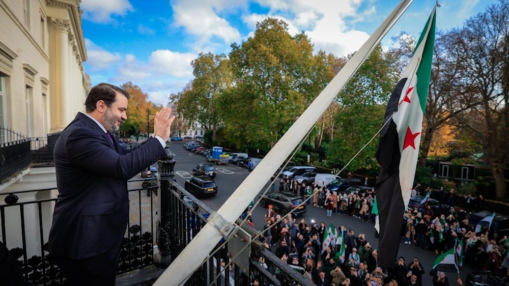 Al Shaibani saludó a la comunidad siria en Londres reunida para la reapertura de su embajada en Londres. (Foto: Redes sociales)