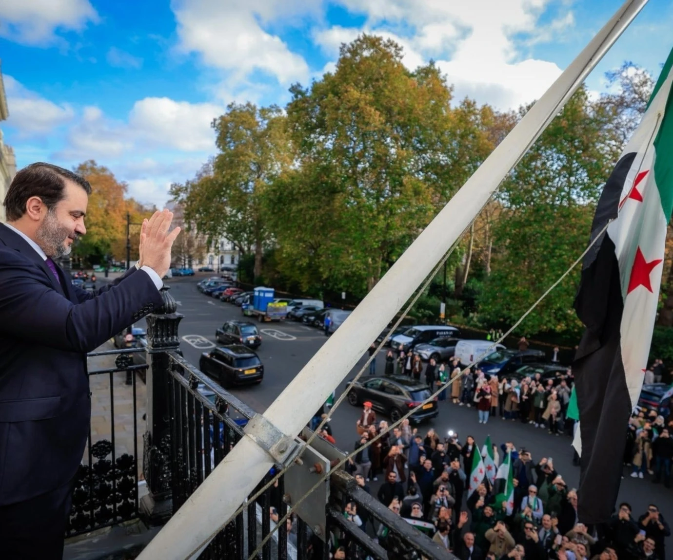 Al Shaibani saludó a la comunidad siria en Londres reunida para la reapertura de su embajada en Londres. (Foto: Redes sociales)