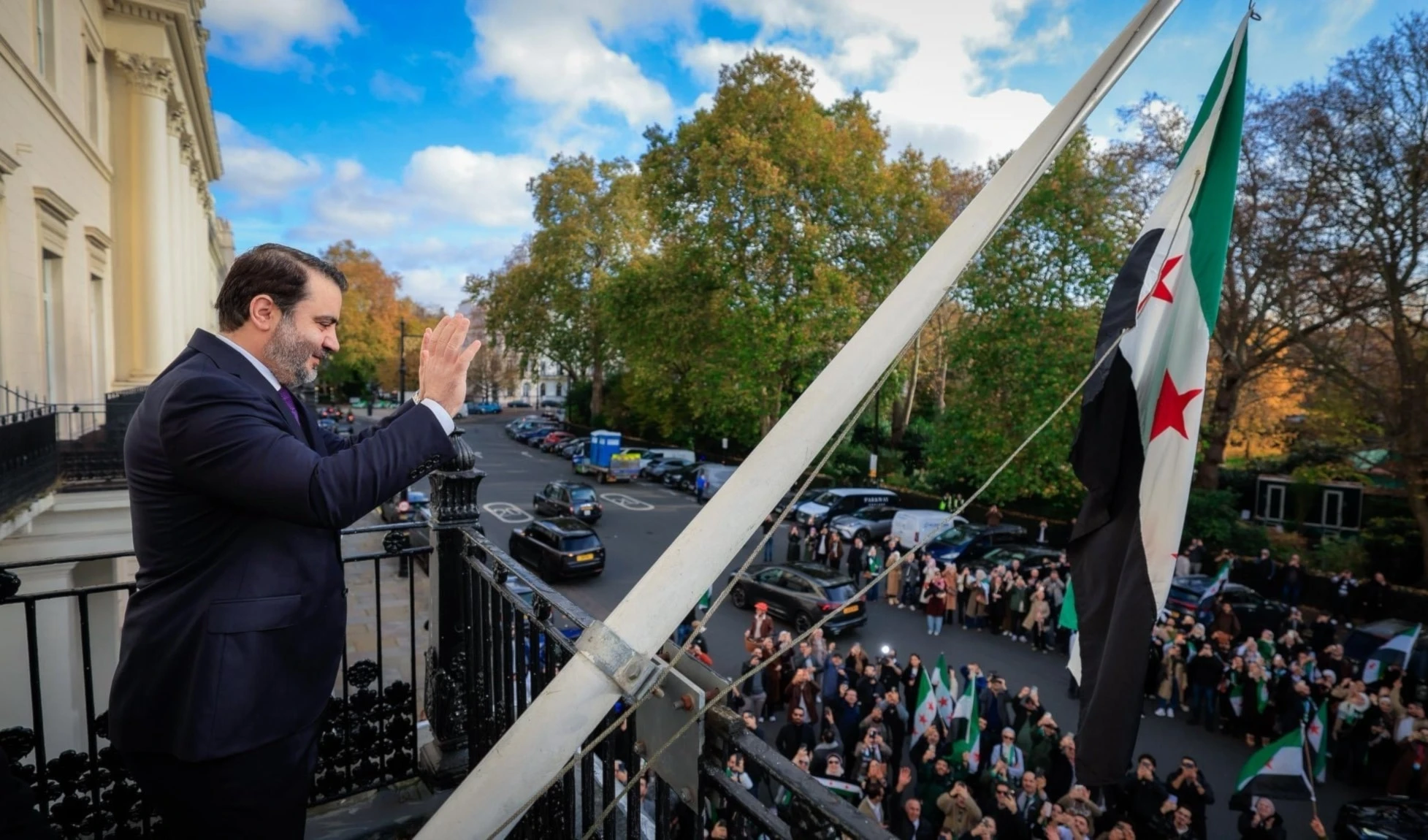 Al Shaibani saludó a la comunidad siria en Londres reunida para la reapertura de su embajada en Londres. (Foto: Redes sociales)