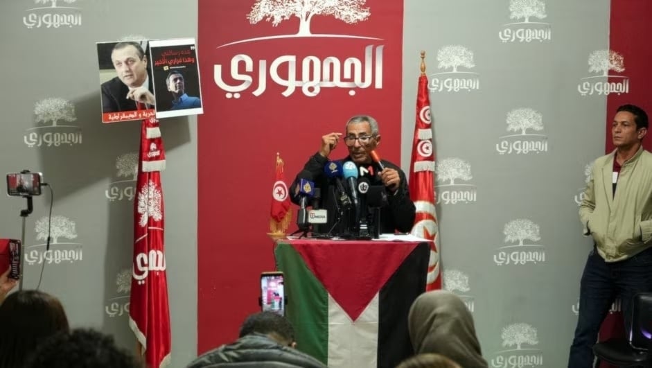 El padre del opositor, Jawhar Ben Mbarek, durante una conferencia de prensa en Túnez. (Foto: Reuters)
