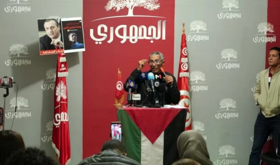 El padre del opositor, Jawhar Ben Mbarek, durante una conferencia de prensa en Túnez. (Foto: Reuters)