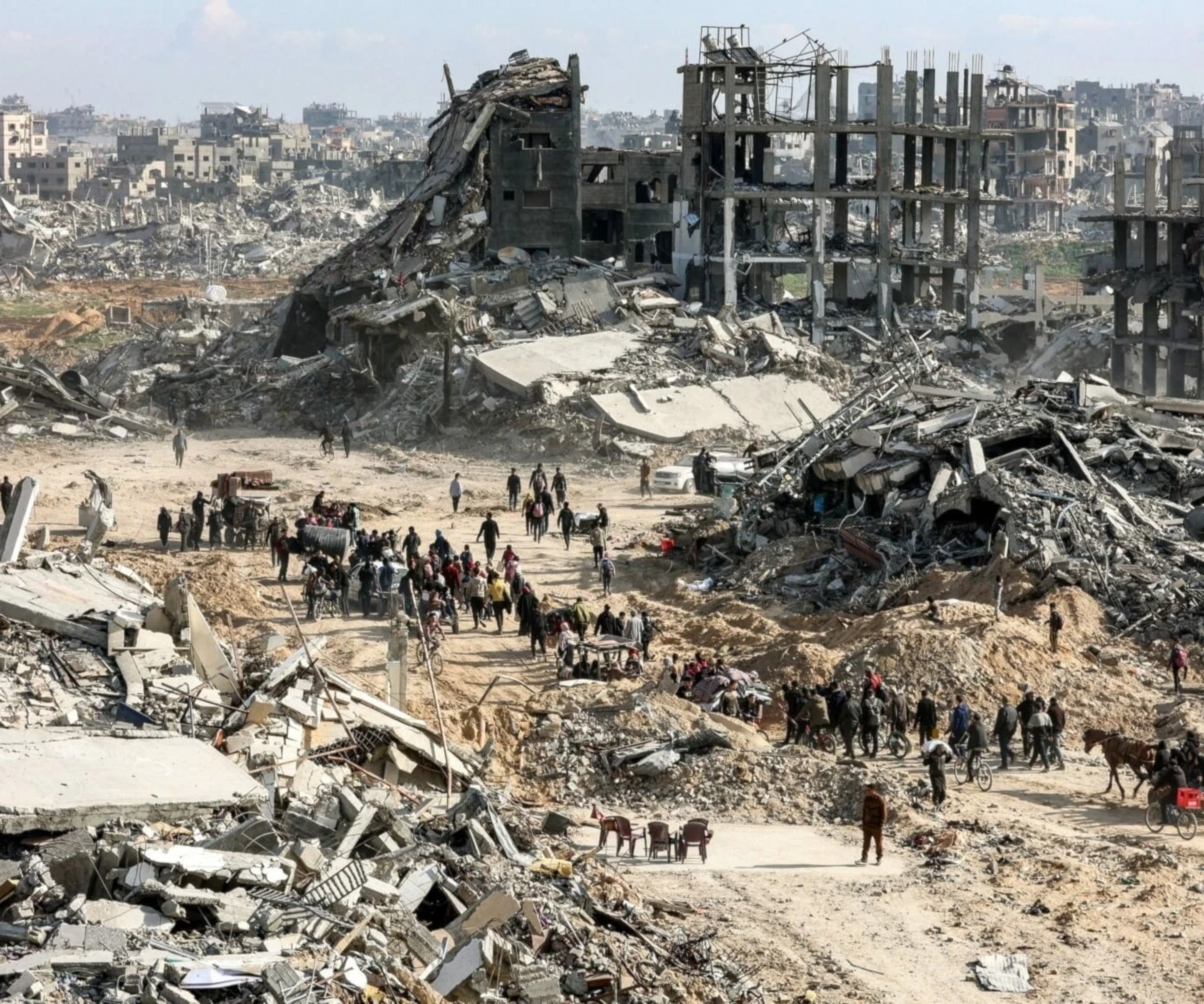 Devastación en toda Gaza por los constantes bombardeos israelíes desde hace más de dos años.