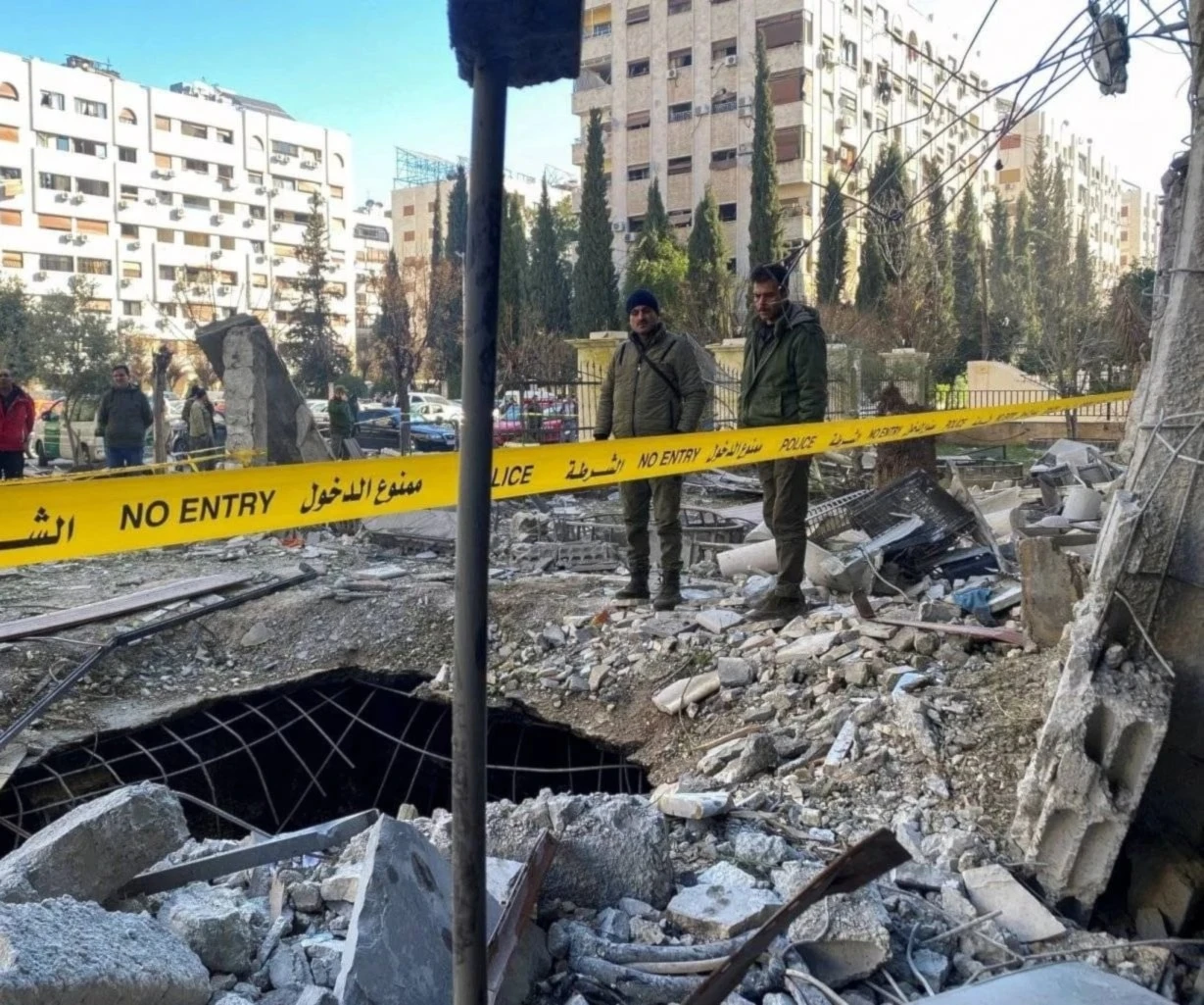 Testimonios recogidos por medios locales confirmaron un amplio despliegue de seguridad en la zona del incidente.