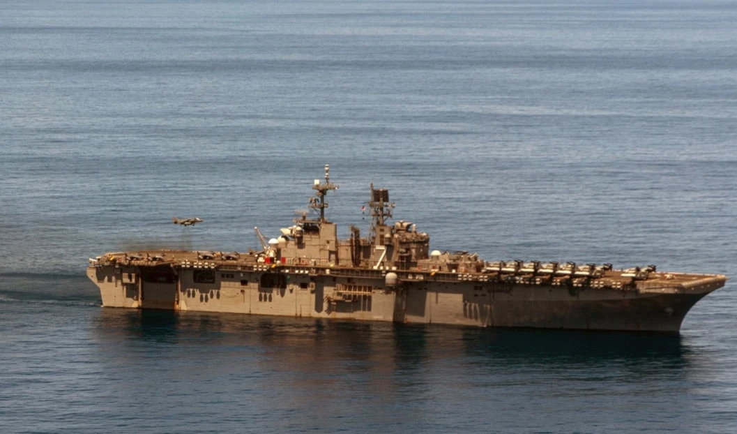 El buque de asalto anfibio de clase Wasp USS Iwo Jima desplegado por EE. UU. en el mar Caribe.