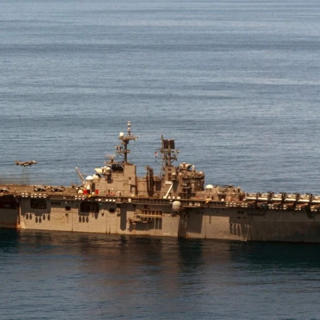 El buque de asalto anfibio de clase Wasp USS Iwo Jima desplegado por EE. UU. en el mar Caribe.